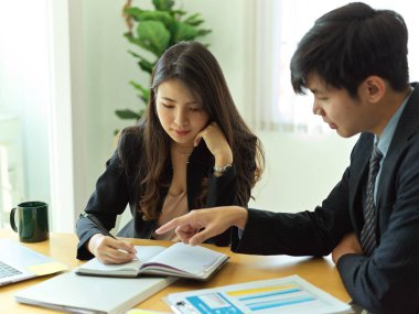 Modern ofis odasındaki projelerinde birlikte çalışan iş insanlarının yan görünüşü