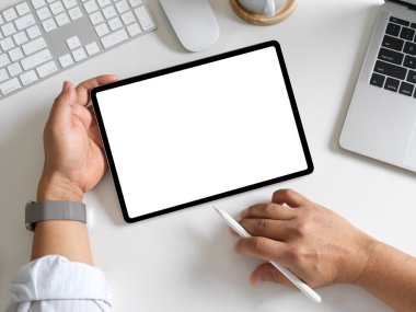 Çalışma alanı üzerinde bilgisayar ve dizüstü bilgisayarlarla dijital tabletle çalışan işadamlarının en üst görünümü, kırpma yolu 