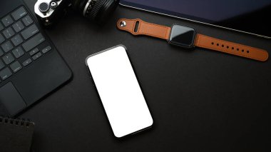 Akıllı telefon, akıllı semer ve aksesuarlar, üst görünüm, kırpma yolu ile karanlık yaratıcı düz çalışma alanı