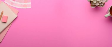 Kırtasiye malzemeleri, tasarımcı malzemeleri, dekorasyon ve kopyalama alanı ile pembe düz çalışma alanının üst görünümü