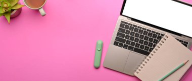 Dizüstü bilgisayarı, kırtasiyesi ve kopyalama alanı olan pembe yaratıcı düz çalışma alanının üst görünümü, kırpma yolu