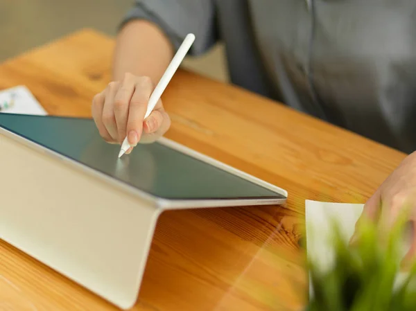 Vista Cerca Las Mujeres Que Trabajan Tableta Digital Con Lápiz —  Fotos de Stock