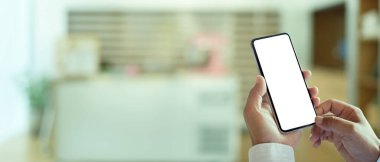 Akıllı telefon kullanan erkek eller, bulanık ofis arka planında kopyalama alanı ile kırpma yolunu içerir