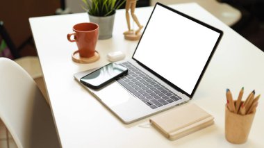 Laptop, akıllı telefon, kırtasiye, kupa ve dekorasyon ile basit çalışma alanının görünümünü kapat, kırpma yolu