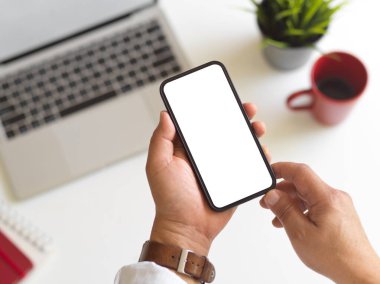 İş adamlarının çalışma alanının üstünde akıllı telefon kullanan üst görünümü, kırpma yolu 