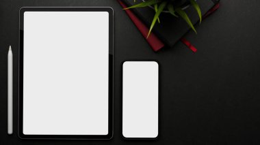 Dijital tablet, akıllı telefon, stilus kalem, not defteri ve kopya alanı, üst görünüm, kırpma yolu ile yaratıcı çalışma alanı