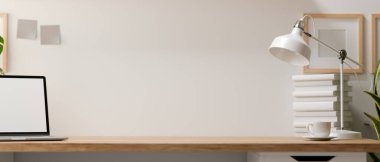 3D görüntüleme, ofis masası kopya alanı, dizüstü bilgisayar, ahşap masa üzerindeki kitap yığını ve dekorasyonlar, 3D illüstrasyon