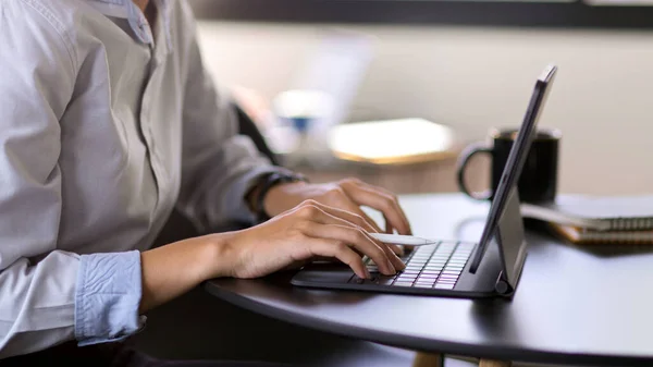 Seitenansicht Des Geschäftsmannes Tippt Auf Tablet Tastatur Runden Tisch Besprechungsraum — Stockfoto