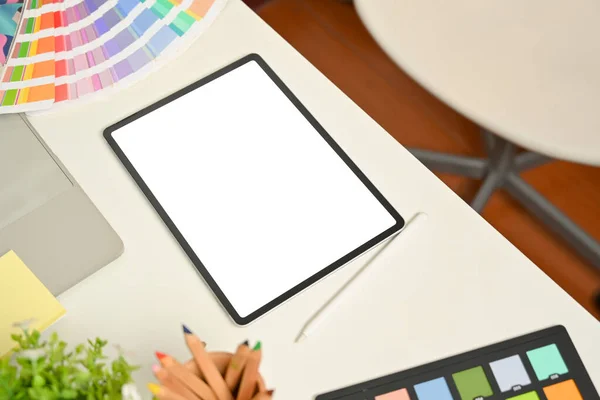 Обрезанный Снимок Дизайнерского Рабочего Пространства Цифровыми Планшетами Цветными Карандашами Цветными — стоковое фото