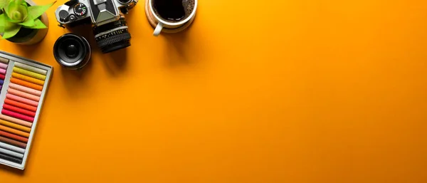 Espaço Trabalho Plano Criativo Amarelo Com Pastéis Óleo Câmera Caneca — Fotografia de Stock