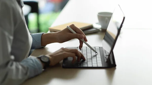 Ofis Odasında Dijital Tabletle Çalışan Genç Bir Kadının Görüntüsü — Stok fotoğraf