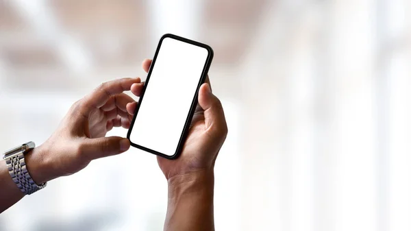 Beskuren Bild Ung Man Som Håller Mock Smartphone Med Suddig — Stockfoto