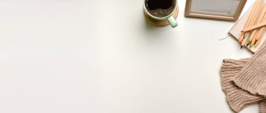 Bardakla basit çalışma alanının yukarıdan çekimi. çerçeve, renkli kalemler, kazak ve kopya alanı