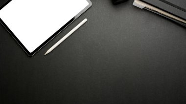 Siyah masa üzerinde dijital tablet, stil ve kopya alanı ile karanlık yaratıcı düz çalışma alanı, sahne oluşturun