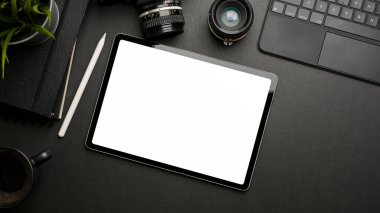 Dijital tablet, kamera, kırtasiye ve aksesuarlar, üst görünüm, kırpma yolu ile koyu yaratıcı daire