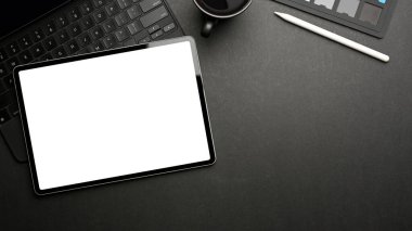 Tablet, aksesuarlar, kupa ve kopya alanı, kırpma yolu ile karanlık yaratıcı çalışma alanının üst görünümü