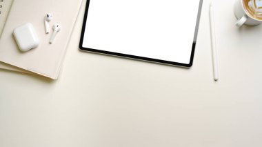 Dijital tablet, not defterleri, aksesuarlar ve kopyalama alanı ile yaratıcı düz çalışma alanı, üst görünüm