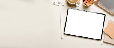 Dijital tablet, kırtasiye malzemesi, malzeme ve kopyalama alanı ile çalışma alanının en üst görünümü beyaz masa, kırpma apth