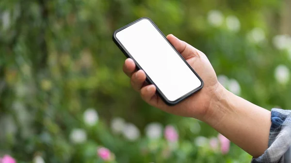 Närbild Manliga Innehav Smartphone Inkluderar Klippning Sökväg Skärm Suddig Trädgård — Stockfoto