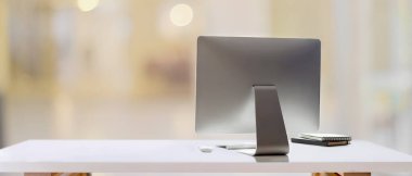 Bilgisayarlı beyaz tablo görüntüsü ve bulanık arkaplan kopyalama alanı