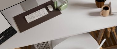 Üst görünüm, 3D görüntüleme, bilgisayar aksesuarları ile çalışma alanı ve sandalye ile masada kopyalama alanı, 3B illüstrasyon