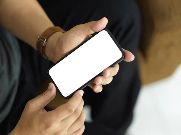 スマートフォンを持つ男性の手のトップビューとカメラにモックアップ画面を表示 クリッピングパス — ストック写真