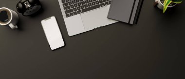 Üst görünüm, 3D görüntüleme, karanlık yaratıcı düz çalışma alanı akıllı telefon, dizüstü bilgisayar, defter, malzeme ve kopyalama alanı, 3D illüstrasyon