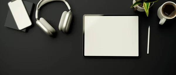 Renderização Espaço Trabalho Criativo Escuro Com Tablet Digital Fone Ouvido — Fotografia de Stock