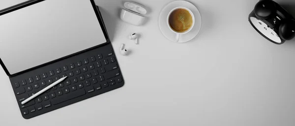 Dijital Tableti Aksesuarları Kahve Fincanı Saati Olan Çalışma Alanı Beyaz — Stok fotoğraf