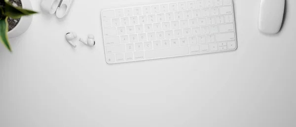 3D渲染 带有计算机键盘 鼠标和耳机的白色工作空间的顶部视图 3D插图 — 图库照片