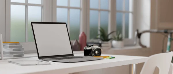 Weergave Laptop Met Opbouwscherm Wit Bureau Met Camera Boeken Benodigdheden — Stockfoto