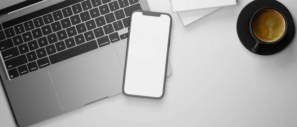 Bilgisayar Klavyesinde Maket Ekranı Olan Akıllı Telefon Beyaz Masada Kahve — Stok fotoğraf