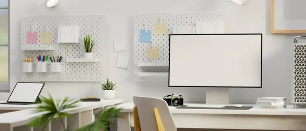 白色概念办公室的工作台上有模拟屏幕的计算机 3D渲染 3D插图 — 图库照片