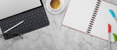 Sahte ekranlı dijital tablet ve mermer masadaki gözlüklü aksesuarlar, defter ve kalemler, 3D görüntüleme, 3D illüstrasyon