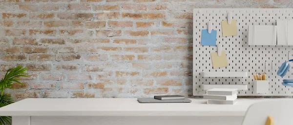 Hedendaagse Werkruimte Met Laptop Boeken Briefpapier Benodigdheden Plank Bakstenen Muur — Stockfoto