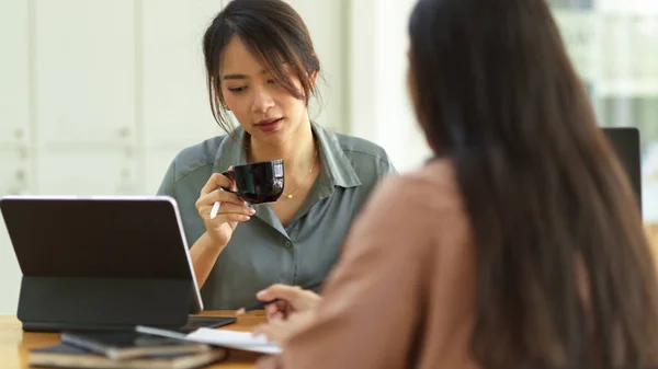 Kvinna Som Håller Kaffekopp Och Pratar Med Sin Medarbetare När — Stockfoto