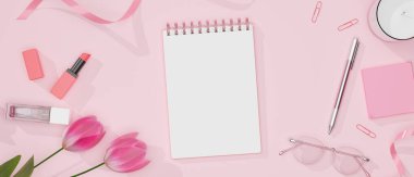 Kırtasiye malzemesi, gözlük, kozmetik ve pembe masa üzerindeki dekorasyonlarla kadınsı çalışma alanı, 3 boyutlu çizim, 3 boyutlu illüstrasyon