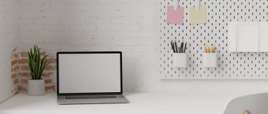 Tablonun üzerinde maket ekran olan bilgisayar dizüstü bilgisayarı en az ev çalışma alanı, 3 boyutlu görüntüleme, 3 boyutlu illüstrasyon