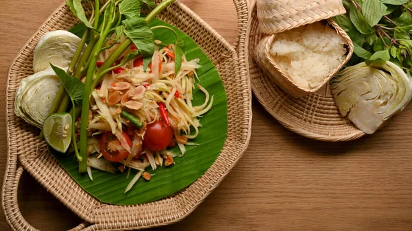 Salade Somtum Papaye Aux Légumes Riz Collant Sur Table Bois — Photo