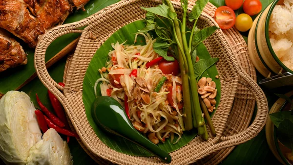 Тайские Традиционные Блюда Салат Somtum Папайя Курицей Гриле Тайском Стиле — стоковое фото