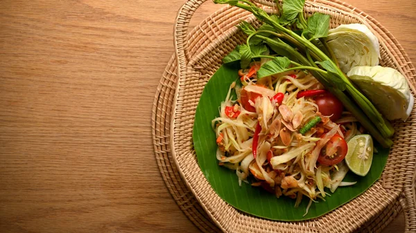 Ensalada Somtum Papaya Con Verduras Plato Mimbre Sobre Mesa Madera — Foto de Stock