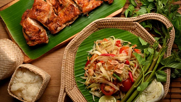 Salade Papaye Somtum Avec Légumes Poulet Grillé Style Thaïlandais Riz — Photo