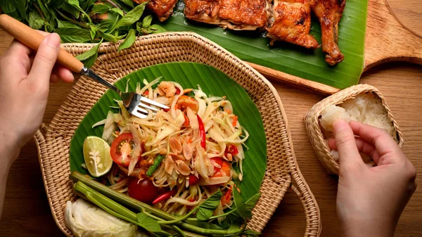 Manos Femeninas Con Tenedor Arroz Pegajoso Comiendo Ensalada Papaya Somtum — Foto de Stock