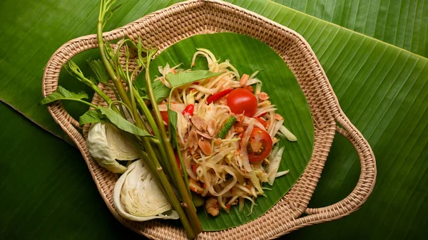 泰国菜 木瓜沙拉 Somtum 蔬菜放在柳条盘上 香蕉叶背景 — 图库照片
