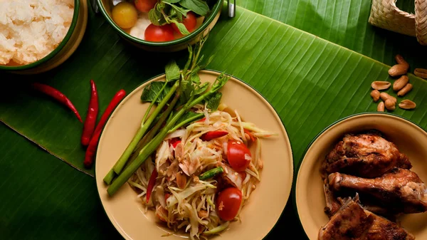 泰国菜 木瓜沙拉 Somtum 配以泰国菜烤鸡肉和香蕉叶背糯米 — 图库照片