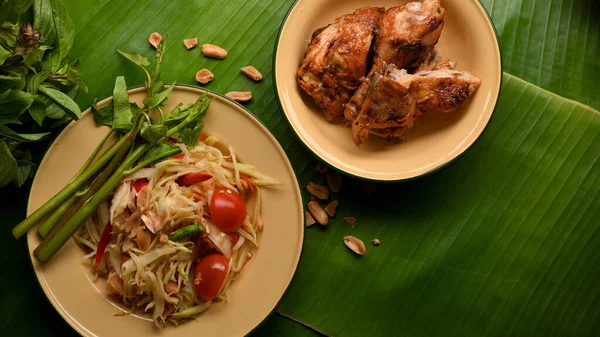 Thajské Jídlo Papája Salát Somtum Sloužící Thajským Stylu Grilované Kuře — Stock fotografie