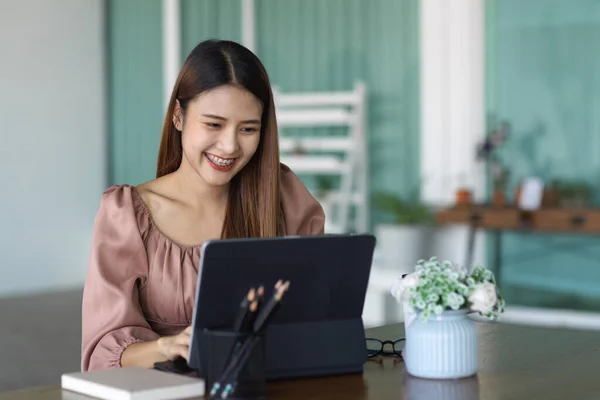 Portrait Smiling Female Working Digital Tablet Stationery Relaxing Corner Office — Stock Photo, Image