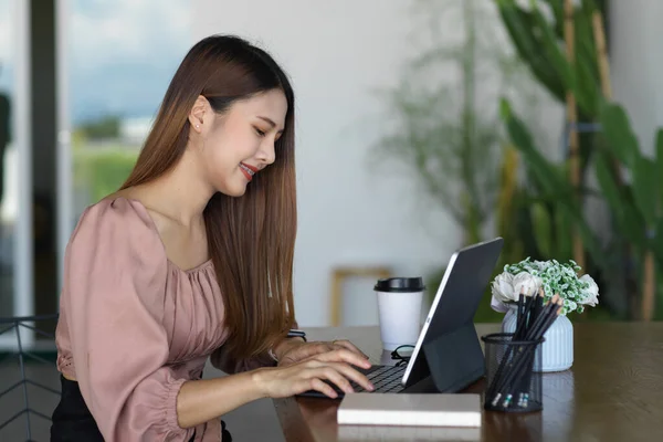 Side View Young Female Using Digital Tablet Stationery Relaxing Corner — Stock Photo, Image