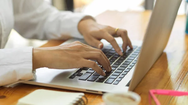 Zijaanzicht Van Vrouwelijke Handen Typen Laptop Toetsenbord Houten Tafel Kantoorruimte — Stockfoto