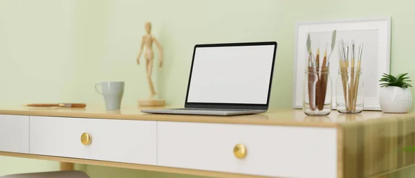 Computer Laptop Mit Bildschirm Attrappe Auf Dem Schreibtisch Mit Malwerkzeugen — Stockfoto